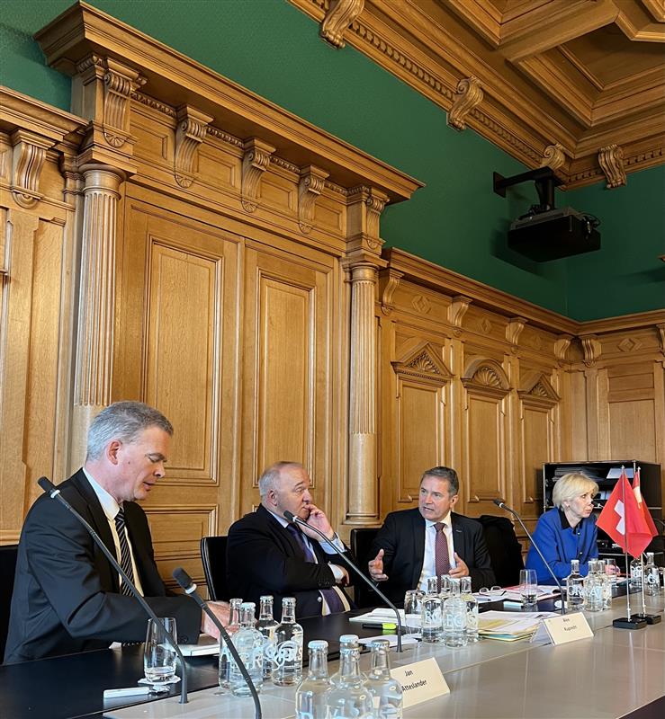 I presidenti delle delegazioni svizzera e austriaca discutono vivacemente: la visita di lavoro ha consentito di coltivare le str