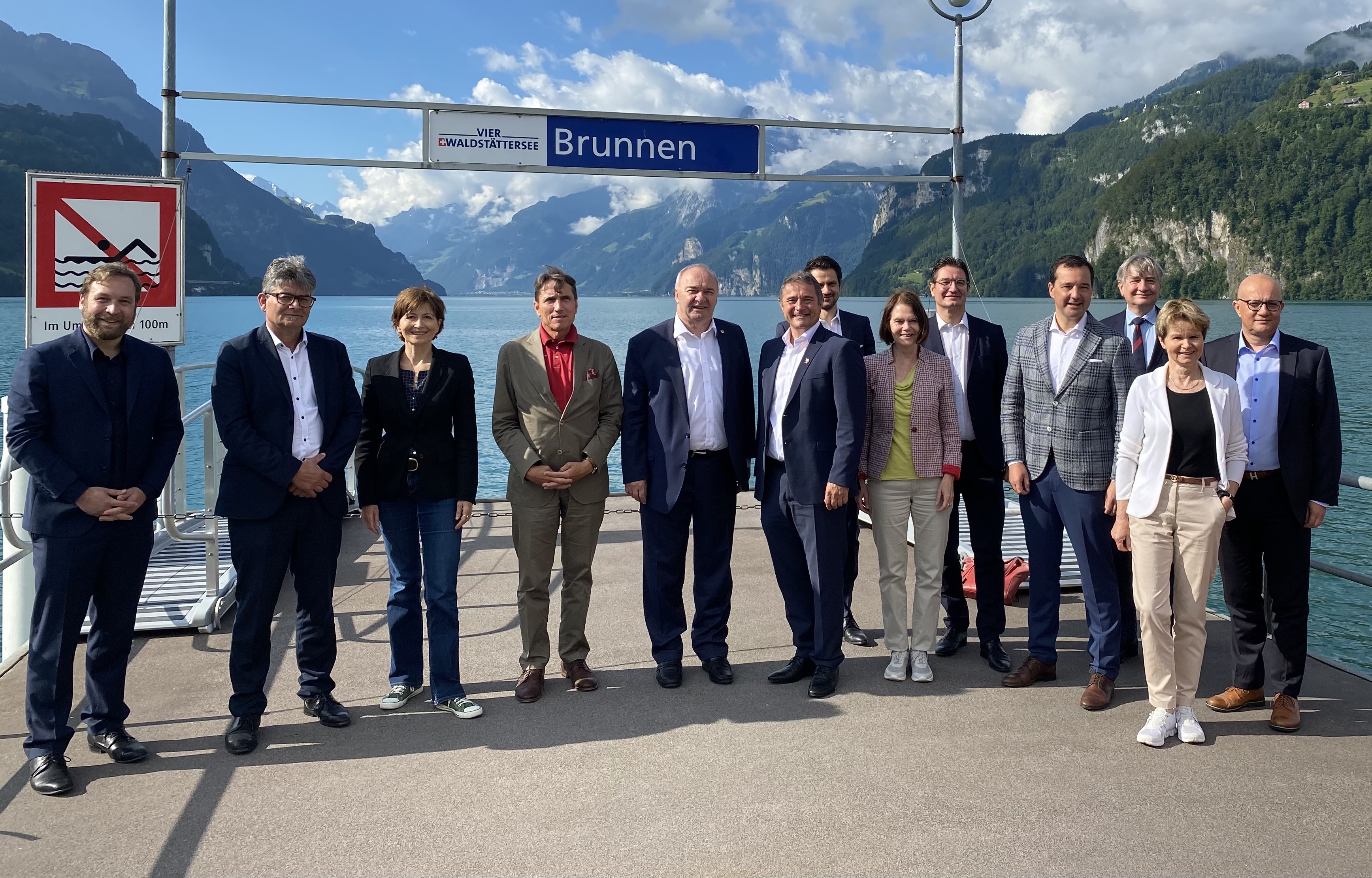 Gemeinsames Gruppenfoto:  (v. l. n. r.) NR Lukas Reimann, NR Martin Haab, NR Regula Rytz, Abg. Reinhard Bösch, SRP Alex Kuprecht