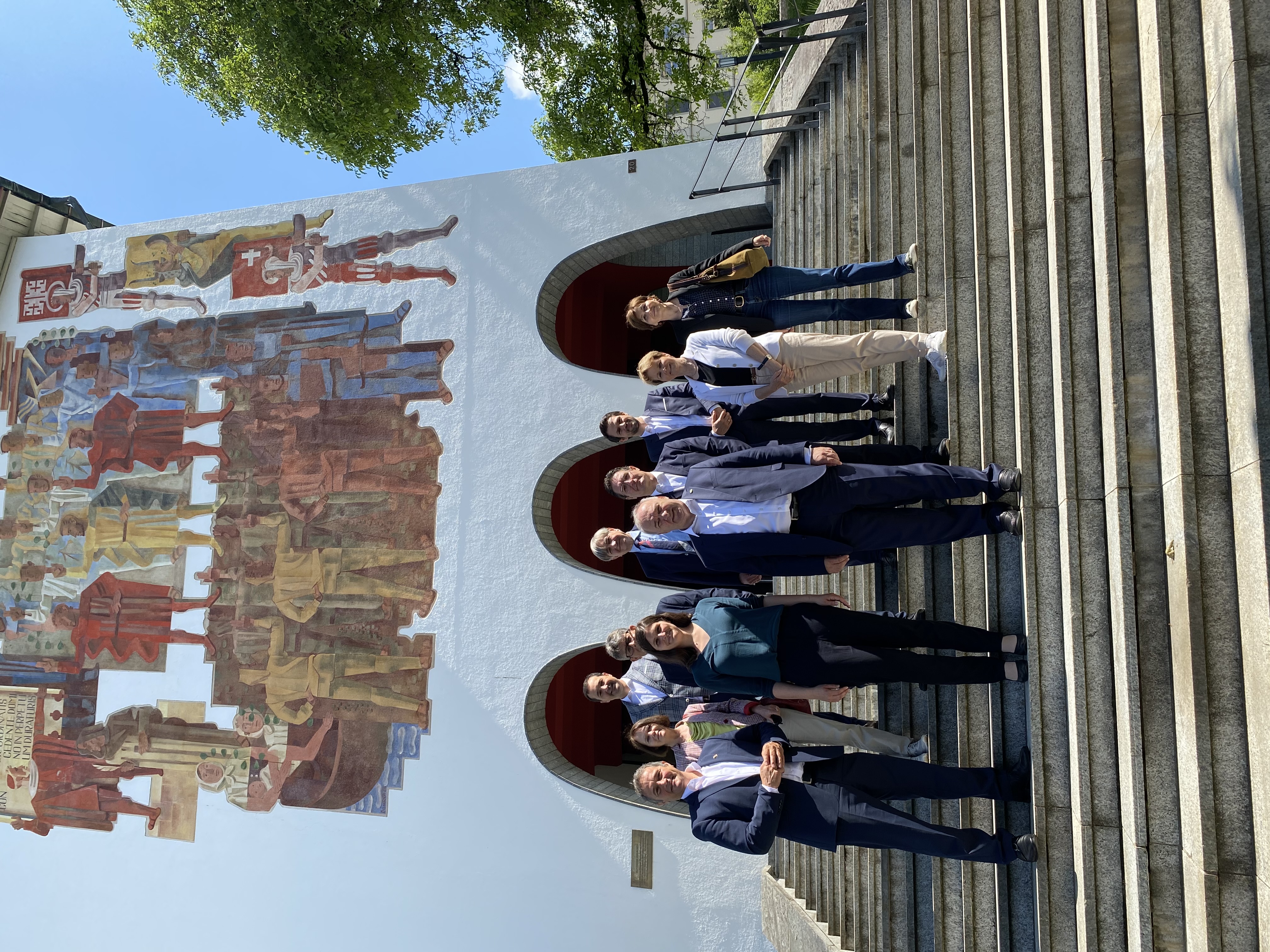 Die Leiterin des Bundesbriefmuseums Annina Michel (1. R. i. d. M.) mit den Delegationsmitgliedern vor dem Museumseingang.