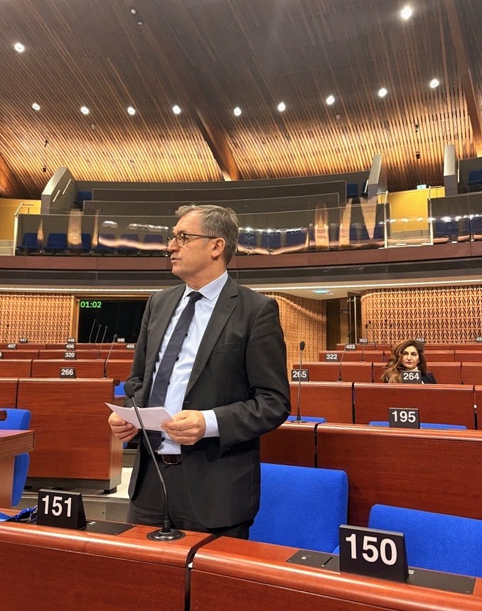 Nationalrat Roland Rino Büchel ergreift das Wort bei der freien Debatte ©Parlamentsdienste 