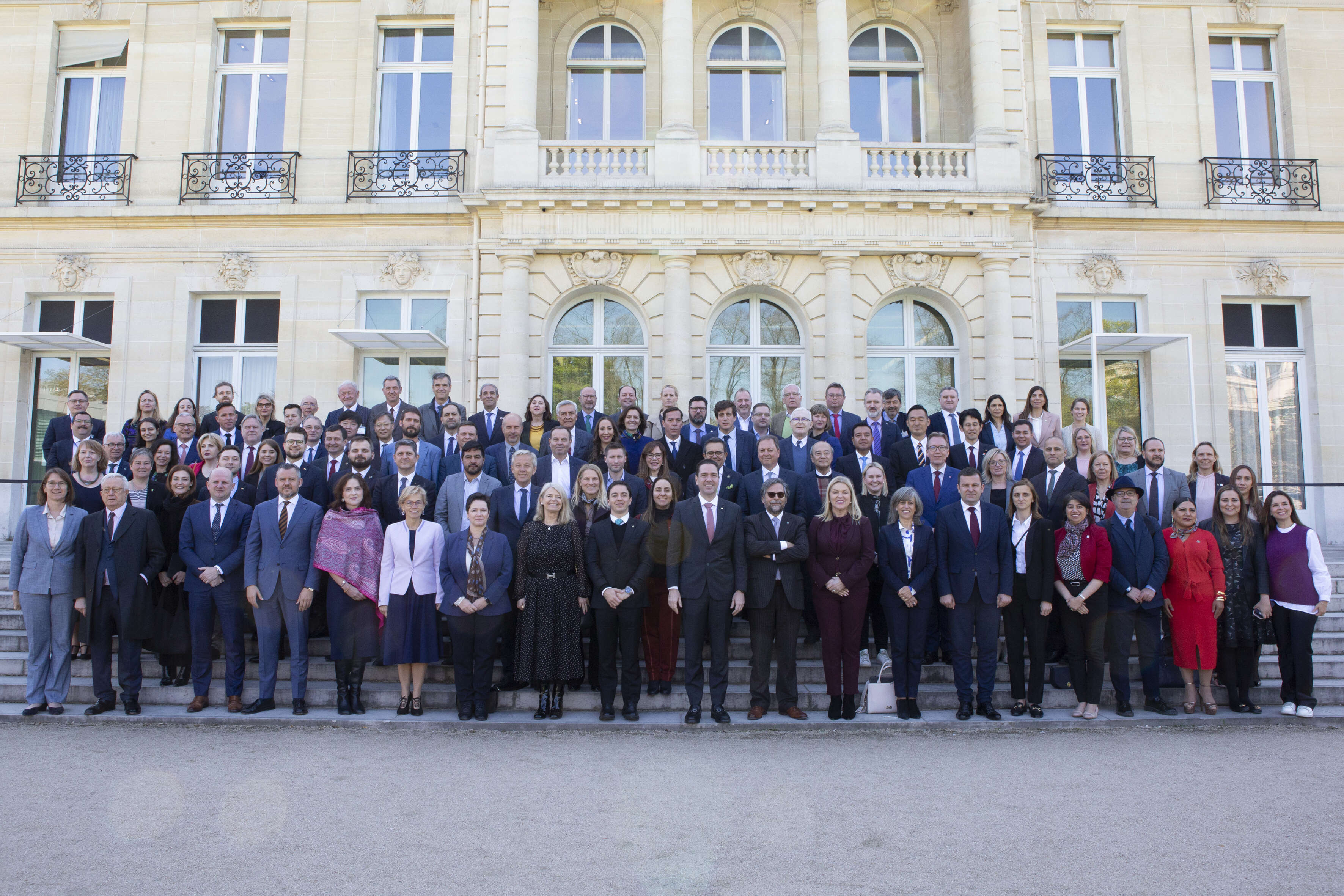 Parlamentarierinnen und Parlamentarier aus 25 Ländern nehmen am Treffen der OECD-Themengruppe «Künstliche Intelligenz» teil.jpg
