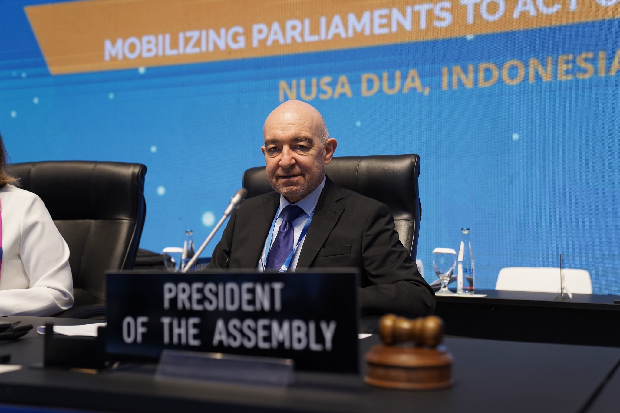 La 144a Assemblea, diretta dalla presidente della Camera dei rappresentanti della Repubblica di Indonesia, Puan Maharani (al centro). A destra il presidente dell’UIP, Duarte Pacheco; a sinistra il segretario generale dell’UIP, Martin Chungong.