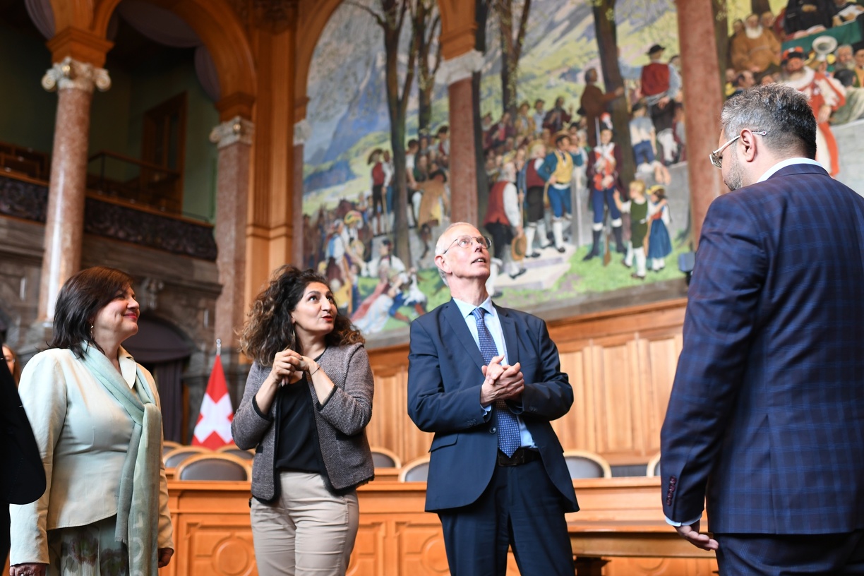 Die Schweizer Delegation hatte während der Konferenz die Gelegenheit ihren internationalen Gästen das Schweizer Parlament zu zeigen und die Partikularitäten des Schweizer Politiksystems zu erläutern. Auf diesem Bild sind Despina Chatzivassiliou-Tsovilis (Generalsekretärin der PVER), Nationalrätin Sibel Arslan (Grüne, BS), Tiny Kox (Präsident der PVER) und Nationalrat Nik Gugger (EVP, ZH) v.l.n.r. zu sehen, die tief ins Gespräch versunken sind.