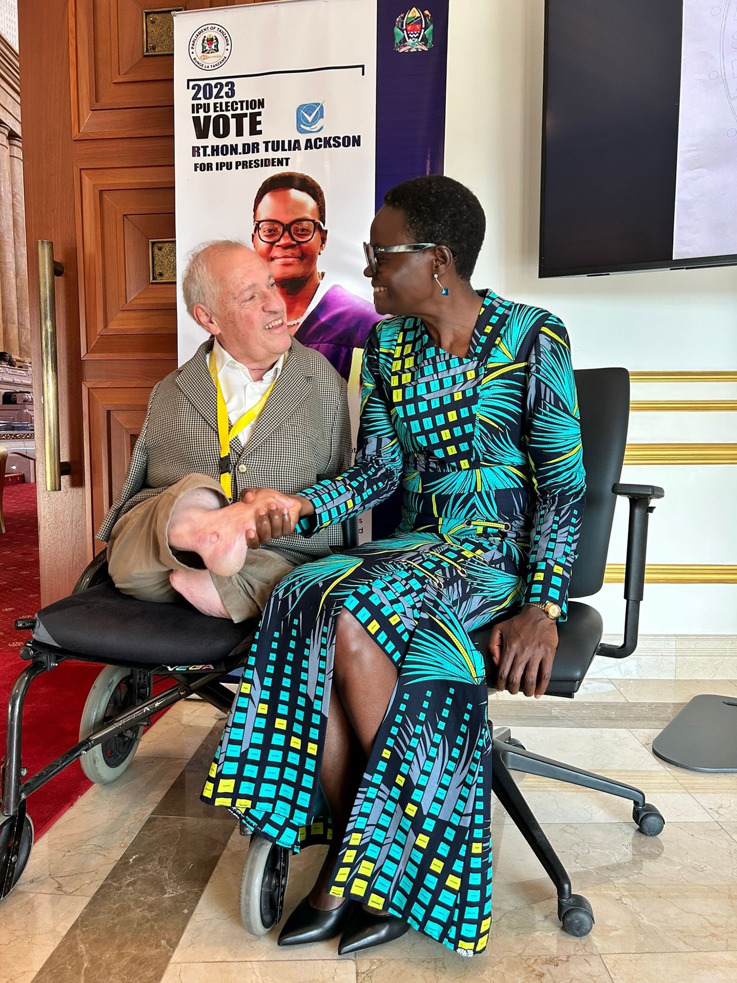 Le conseiller national Christian Lohr félicitant la nouvelle présidente de l’UIP, Tulia Ackson (Tanzanie)
