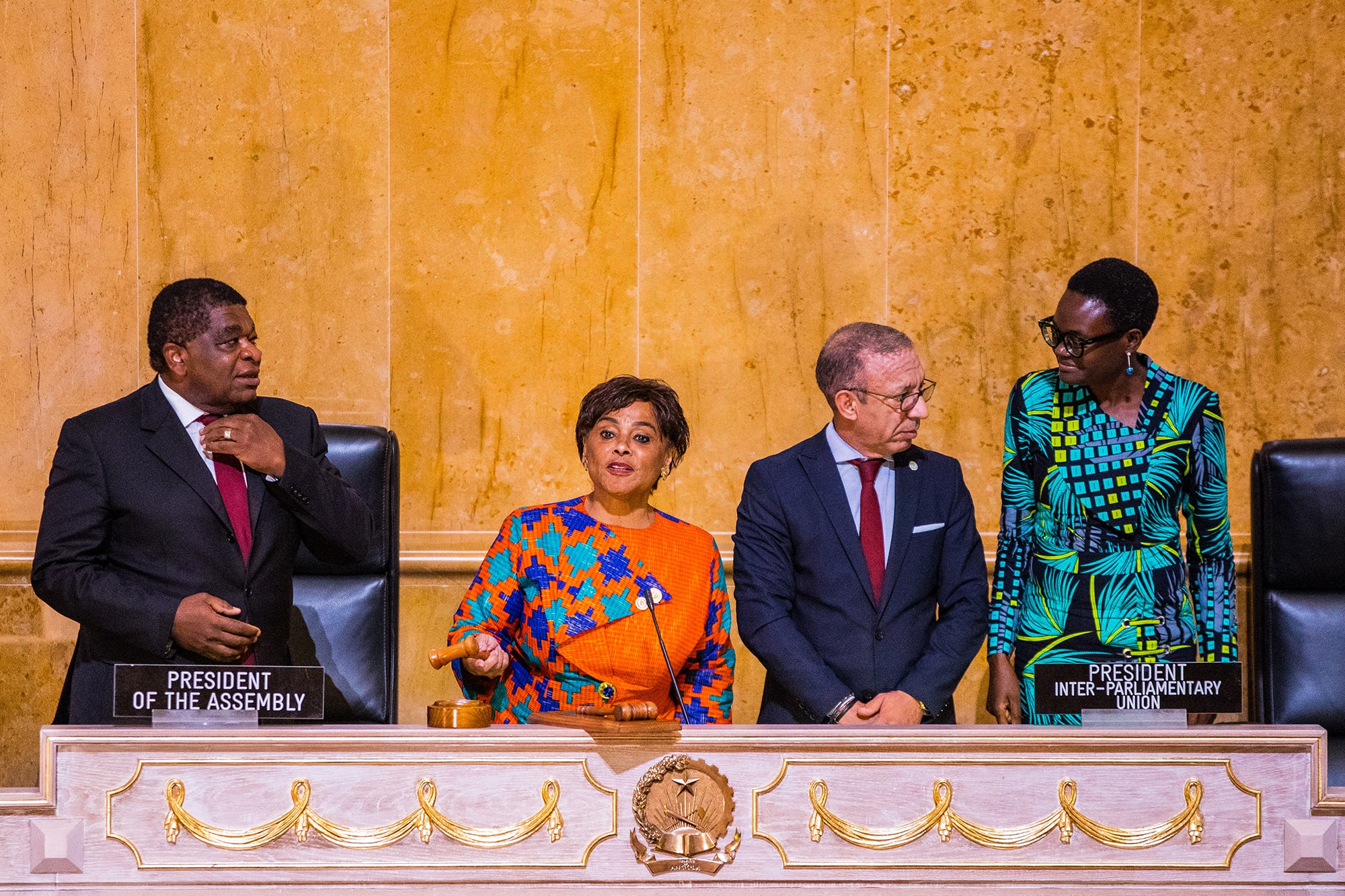 Moment historique de d à g : la nouvelle présidente de l’UIP, Tulia Ackson ; le président sortant, Duarte Pacheco ; la président