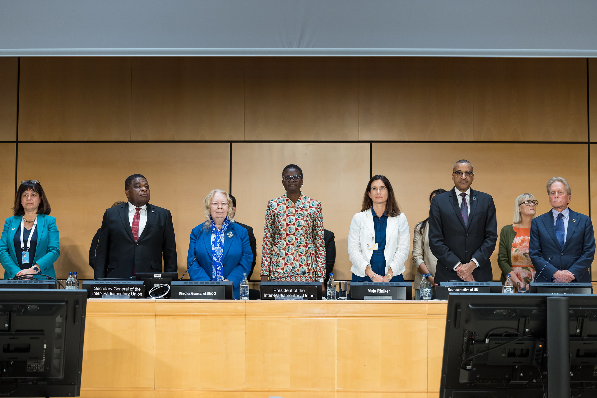 Eröffnungszeremonie; die Teilnehmenden erheben sich zur Hymne der IPU.