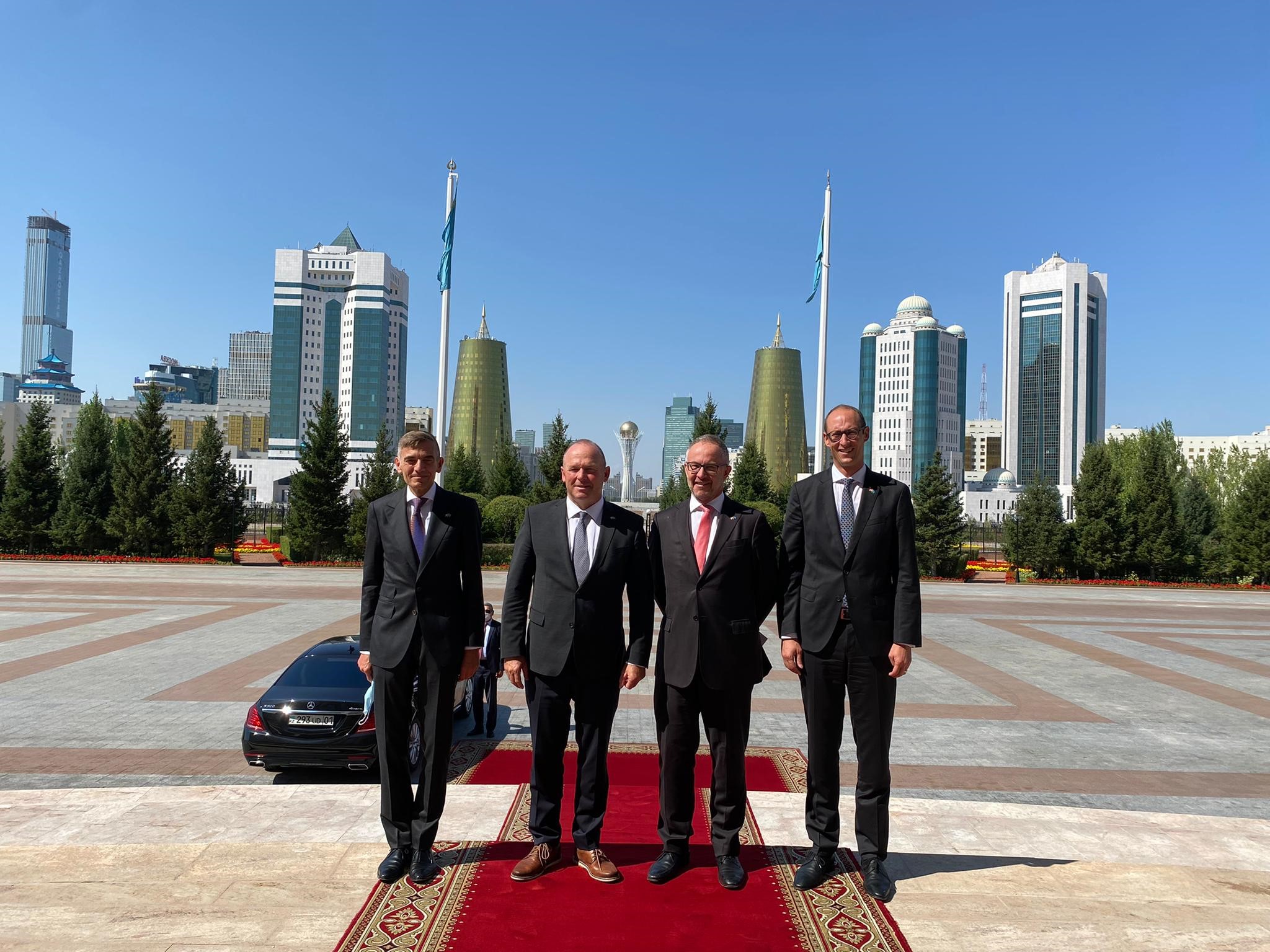 17. Die Schweizer Delegation nach ihrem Gespräch mit dem kasachischen Staatspräsidenten Kassym-Schomart Tokajew. Von links nach rechts: Philippe Schwab (Generalsekretär der Bundesversammlung), Andreas Aebi (Nationalratspräsident), Stefan Klötzli (Geschäftsträger a.i.), Martin Candinas (zweiter Vizepräsident des Nationalrates)