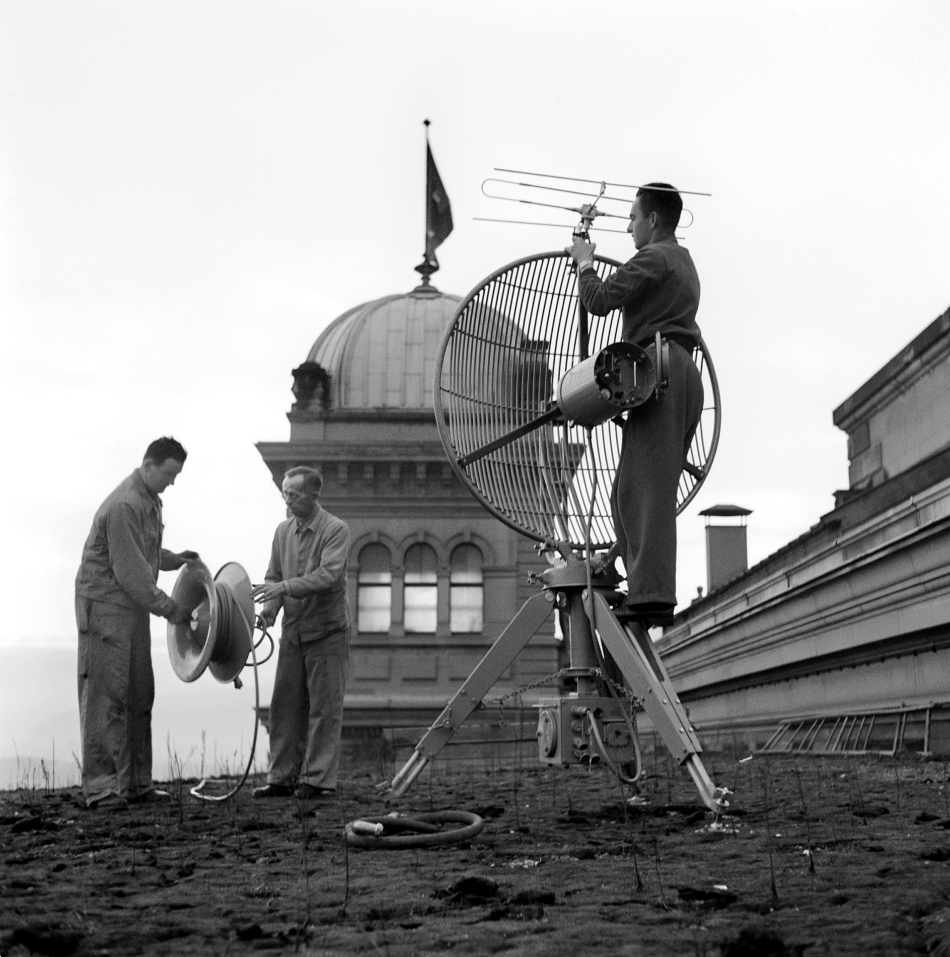 L’installation technique est mise en service sur le toit du Palais du Parlement en vue de l’élection du 17 décembre 1959. (©Keys