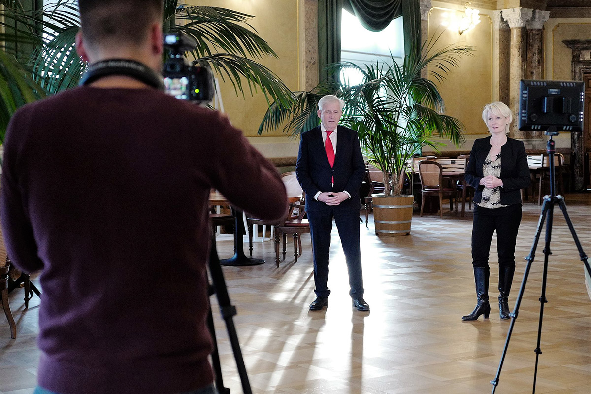 La presidente del Consiglio nazionale, Isabelle Moret, e il presidente del Consiglio degli Stati, Hans Stöckli, durante le riprese video nella Sala dei Passi perduti – dalla prospettiva del cameraman.