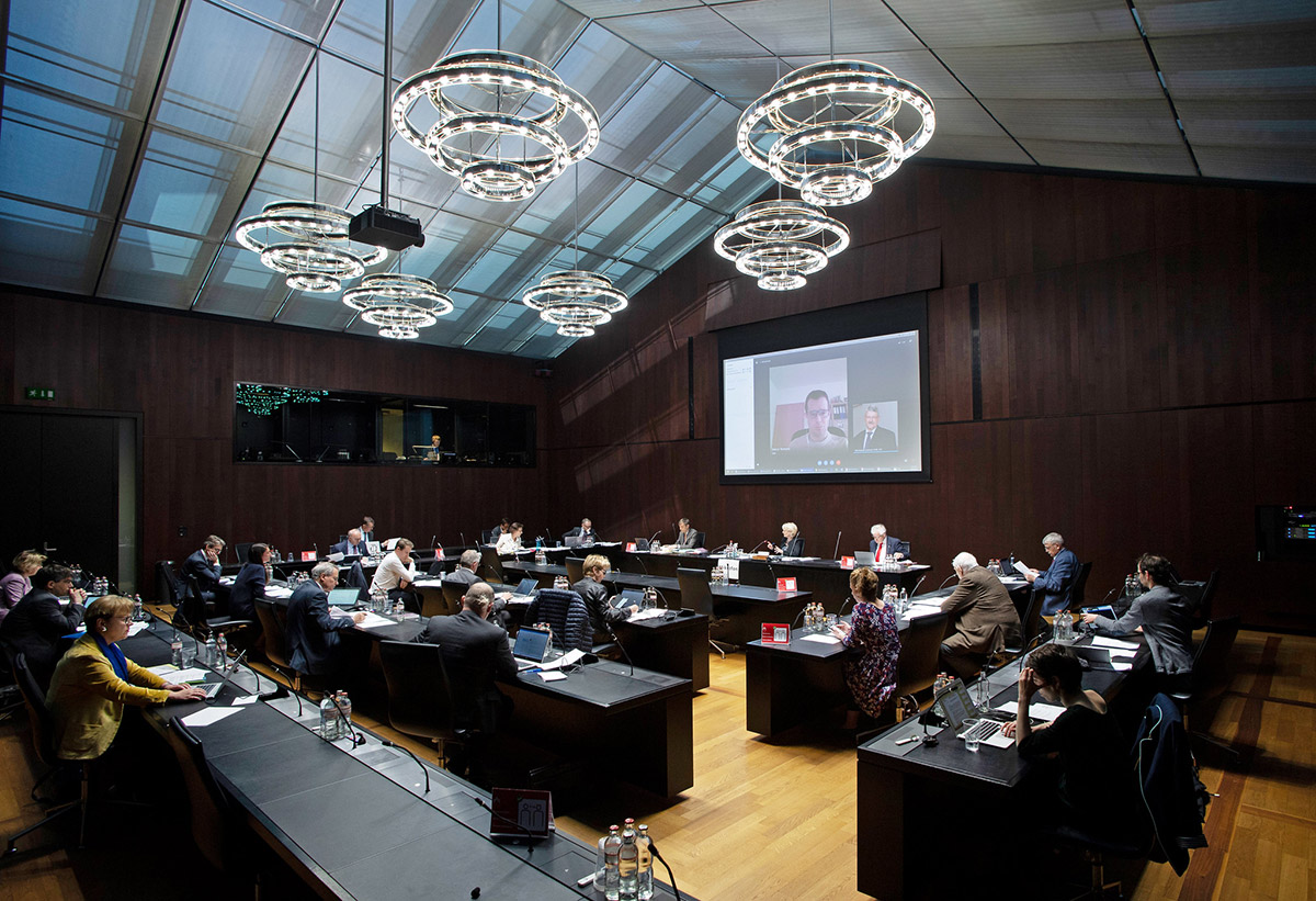 Veduta d’insieme della sala riunioni 301 a Palazzo federale con i membri degli Uffici del Consiglio Nazionale e del Consiglio degli Stati al lavoro nel rispetto delle regole sulla distanza sociale.
