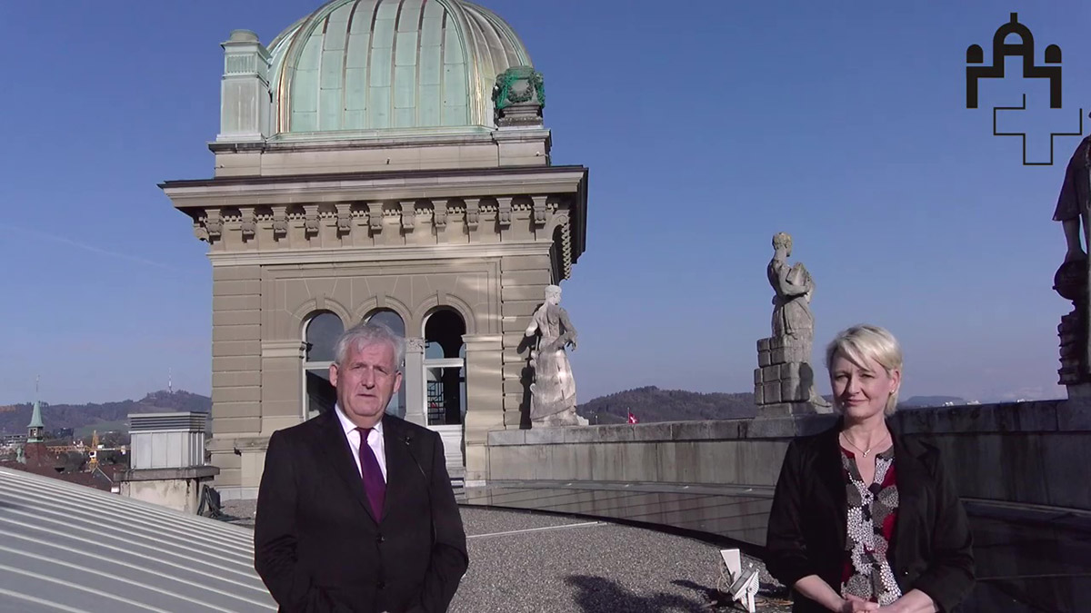 In un video girato sul tetto di Palazzo federale la presidente del Consiglio nazionale, Isabelle Moret, e il presidente del Consiglio degli Stati, Hans Stöckli, esortano a rispettare le misure volte a contenere il coronavirus.