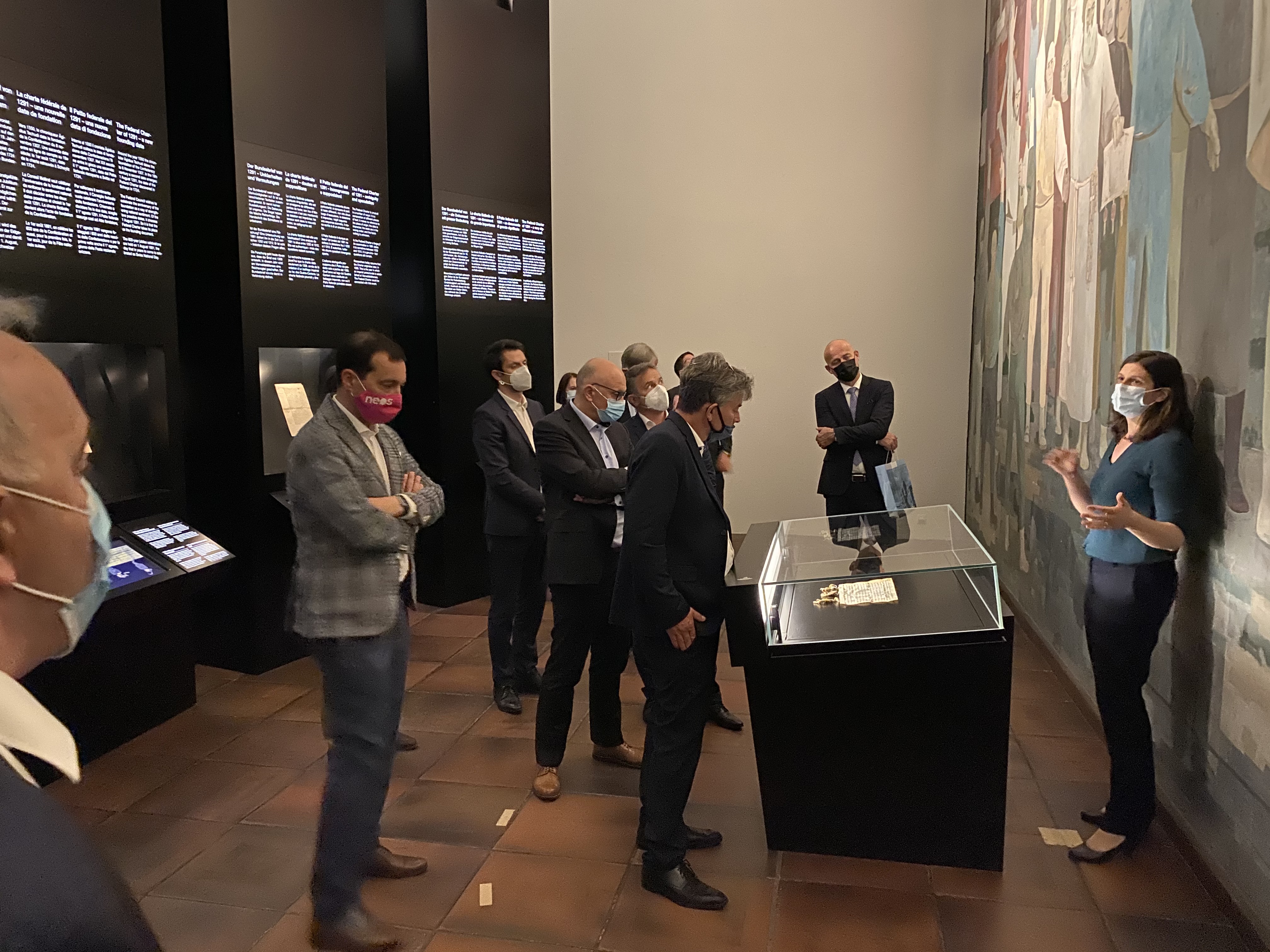 Die Delegationsmitglieder betrachten den Bundesbrief, welcher das Kernstück der Ausstellung bildet.