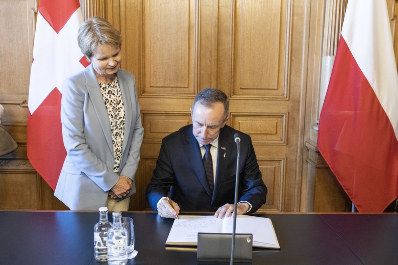 Firma del Libro d'oro del Parlamento.